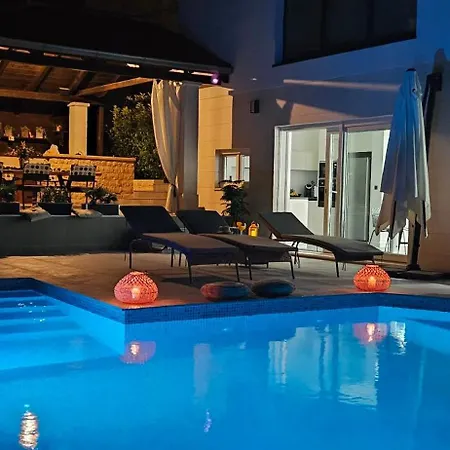 Solis - Private Heated Pool דירה