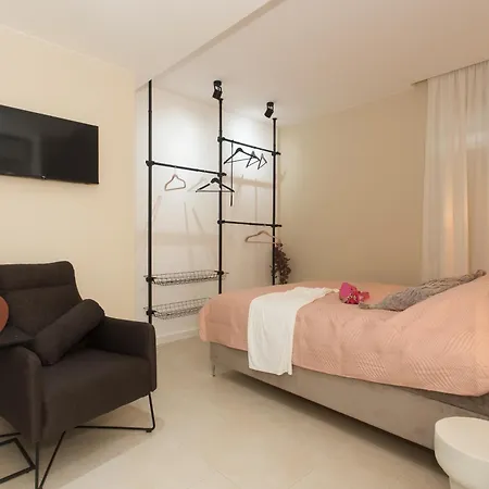 Solis - Private Heated Pool Apartment *