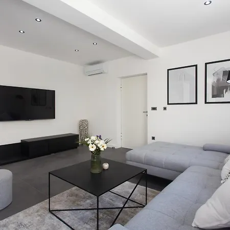 Solis - Private Heated Pool Apartment Kastela